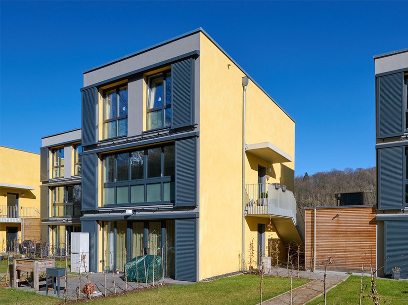 <p class="MsoBodyTextIndent">WDVS-Planung bis ins Detail durch Brillux: Vor der Anbringung des WDVS EPS Prime montierte das Ambrock-Team pro Haus 45 Klobentragelement K1-PE 3879 für die Halterung der großen Fensterelemente.</p>