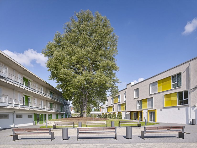 Der gemeinschaftlich nutzbare Innenhof bietet den Bewohnern mit einer Wiese, Bänken, einer Terrasse und einer Bocciabahn eine hohe Aufenthaltsqualität.