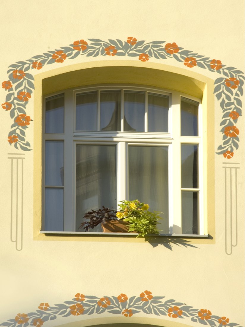 <p>Mit Liebe zum Detail umrahmt ein in Grün und Orange gehaltener Blumenrahmen die Fenster, der den Stil der 60er Jahre unterstreicht.</p>