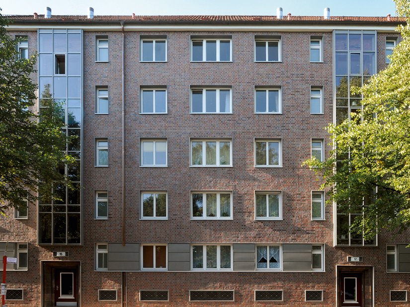 Die Verwendung von keramischen Belägen bewahrt die Anmutung der Klinkerarchitektur.