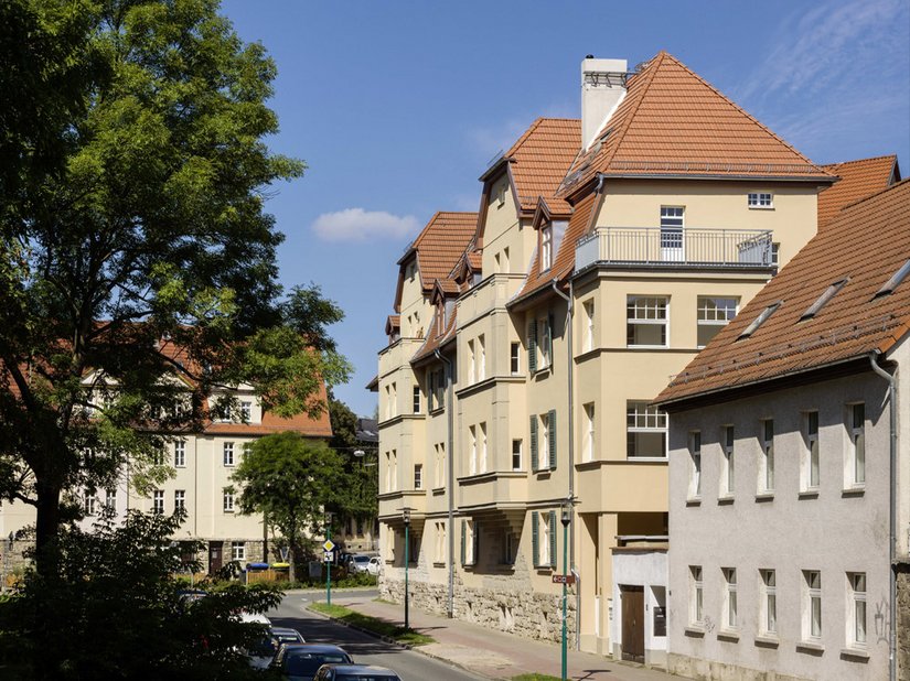 Des Weiteren wurde die Fassade in lichtem Ocker gestrichen.