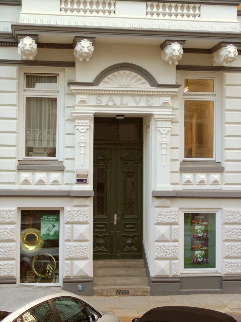 <p>Die monochrome Fassung der Haustür folgt wieder historischen Vorbildern.</p>