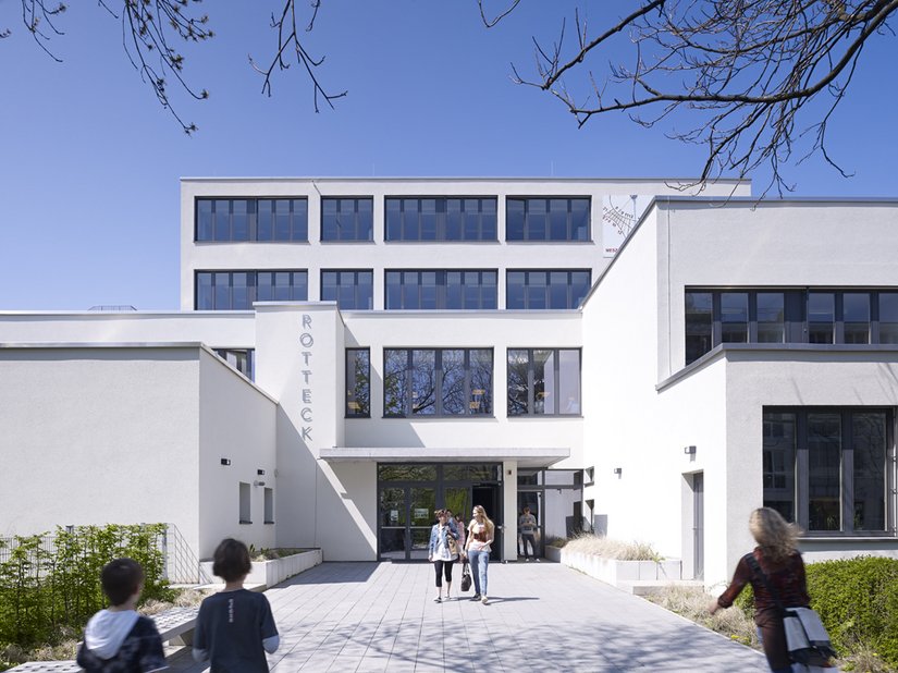 Heute empfängt das Rotteck Gymnasium seine Schüler in frischem Weiß.