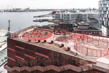 <p>Dynamisch, urban und außergewöhnlich – der extravagante Dachspielplatz auf einem Kopenhagener Parkhaus gefällt Klein und Groß! <em>Foto: Rasmus Hjortshøj / COAST STUDIO</em></p>