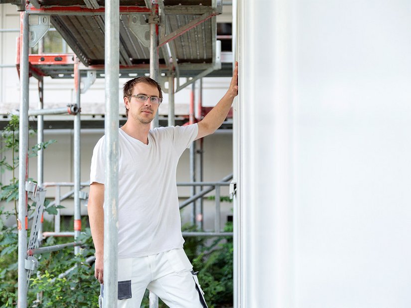 <p>Expertenblick nach vollendeter Arbeit: Geselle Johann Bernhard schaut sich die Fassade an, nachdem er Ratiospray 2170 aufgetragen hat. (Foto: Daniel Elke)</p>