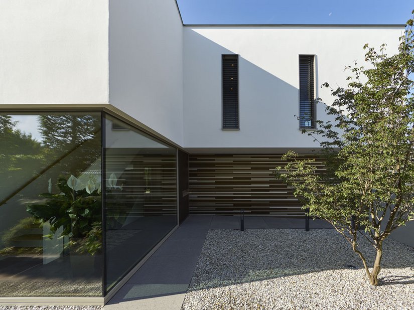 <p>Das Wohnhaus besitzt eine moderne architektonische Form.</p>