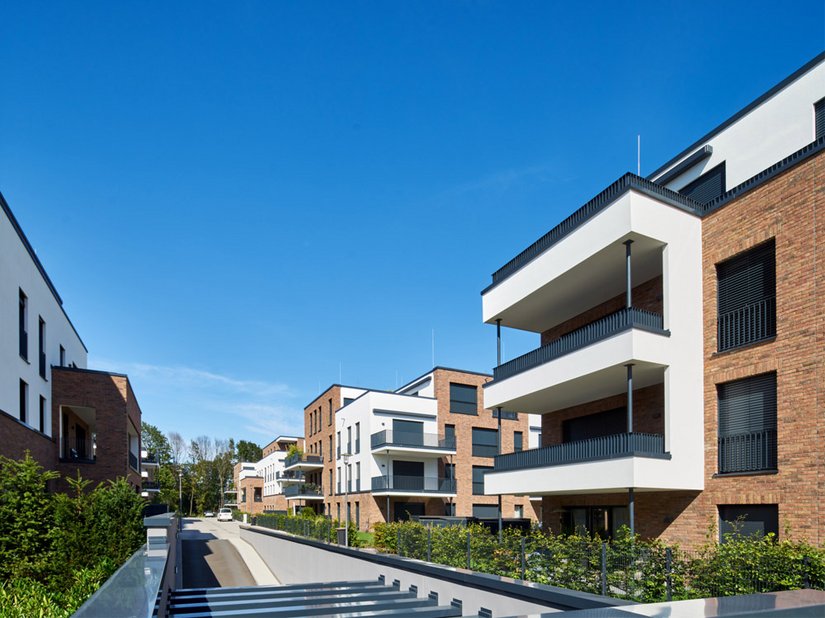 Kein Gebäude wie das andere: Der Gesamtentwurf für das Quartier "Am Taunusbrunnen" der blfp planungs gmbh fußte zwar auf drei Grundrissen für insgesamt zehn Mehrfamilienhäuser. Durch spezielle Detailausprägungen war am Ende aber kein Gebäude wie das andere.