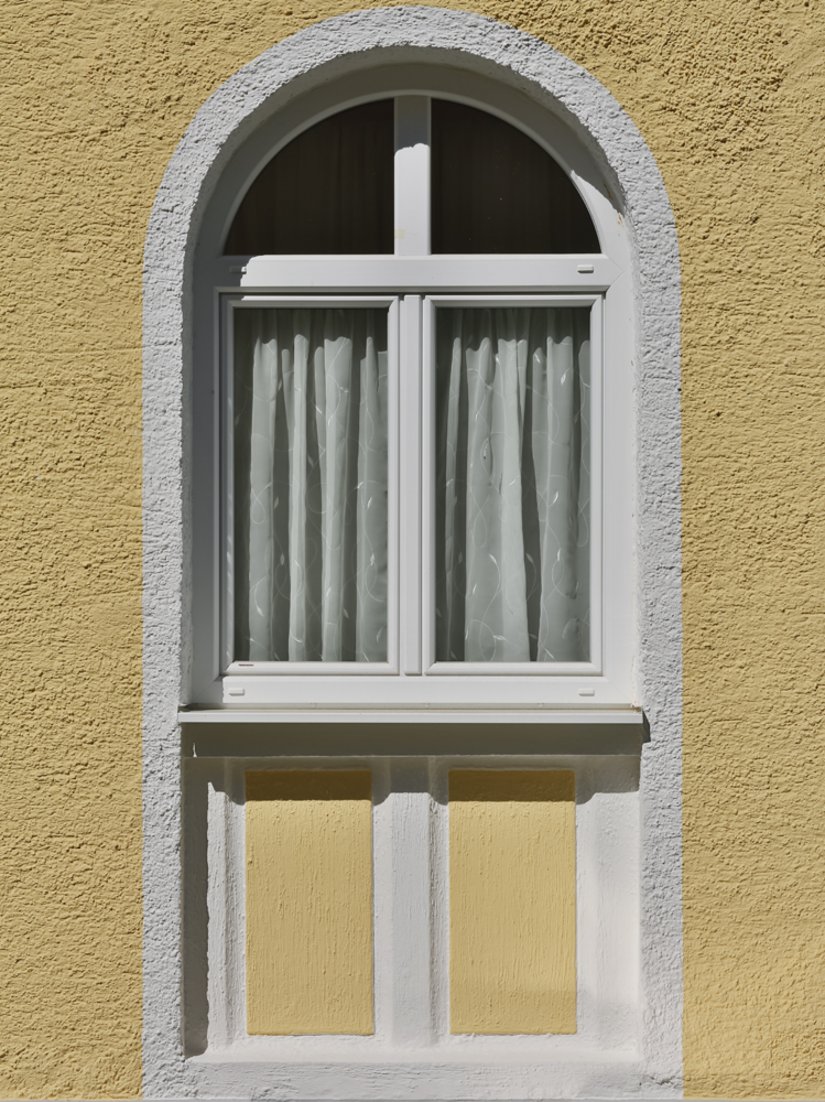 <p>Detailaufnahme eines Fensters mit weißer Umrandung.</p>