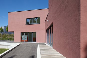 <p>Gebäude erhalten durch eine Fassade mit strukturiertem Putz einen besonderen, handwerklichen Charakter; <i>Foto: Christian Eblenkamp, Rietberg</i></p>