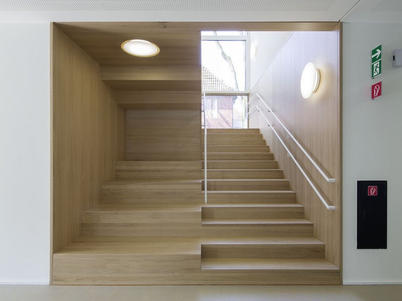 Die Eichenholztreppe lädt zum Verweilen ein.