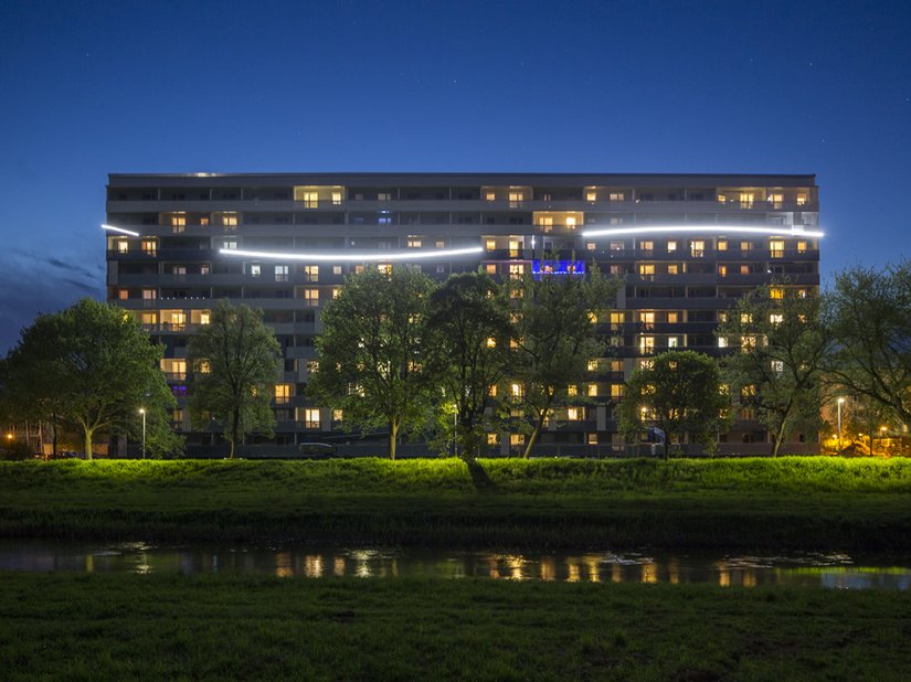 Um auch bei Nacht die Nähe zum See weit über die Stadtgrenze sichtbar zu machen, markiert ein LED-Band die Wasserkannte, das sich bei Dämmerung automatisch einschaltet.