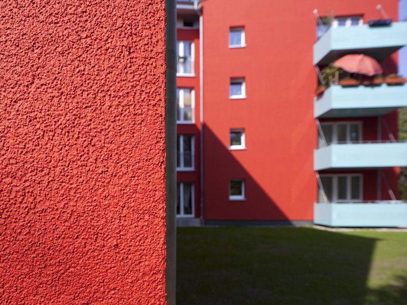 Die Putzstruktur vertieft den roten Ton zusätzlich und lässt ihn satter wirken.