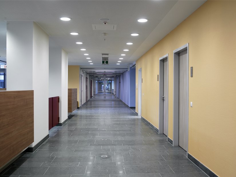 <p>Die bewusst gesetzten farbigen Akzente finden sich sowohl im Eingangsbereich und in den über 200 Meter langen Magistralen als auch in den Leitstellen und Stationen des Klinikums.</p>