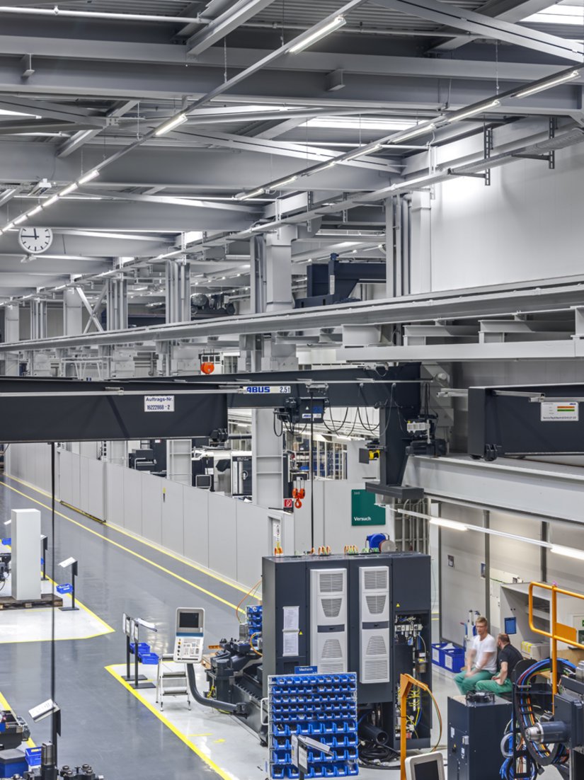 <p>Da die Lackierungsarbeiten nachts oder an Wochenende durchgeführt wurden, konnte die Deckel Maho GmbH tagsüber weiterhin produzieren.</p>