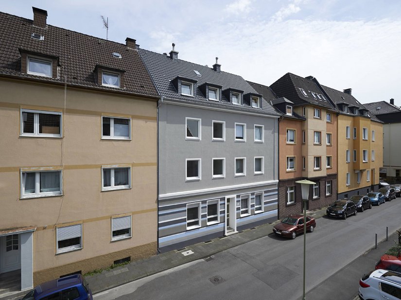 <p>Das Objekt interpretiert die an sich langweiligen Lochfassaden jener Zeit neu, ohne ihre wesentlichen Merkmale der Gliederung zu überstreichen.</p>