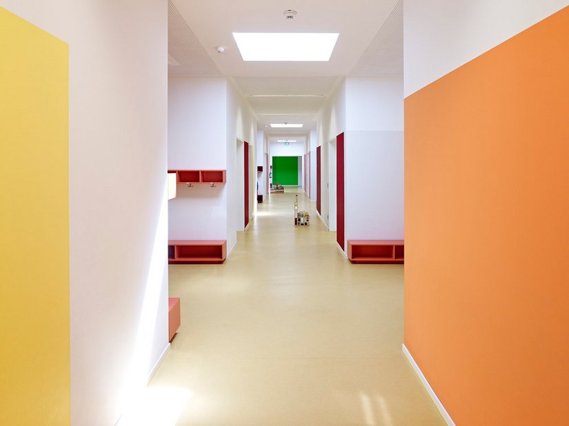 <p>Große weiße Flächen stehen den intensiven, bunten Farbtönen gegenüber.</p>