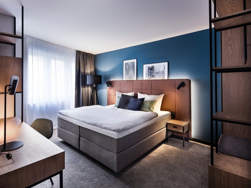 <p>Wässriges Blau und moosiges Grün als immer wiederkehrende Farbigkeiten auf den Wänden, im Mobiliar und in Textilien nehmen Bezug zum Fluss Neckar, an dessen Ufer das Hotel gelegen ist.</p>
<p>Foto © DIA – DITTEL ARCHITEKTEN</p>
