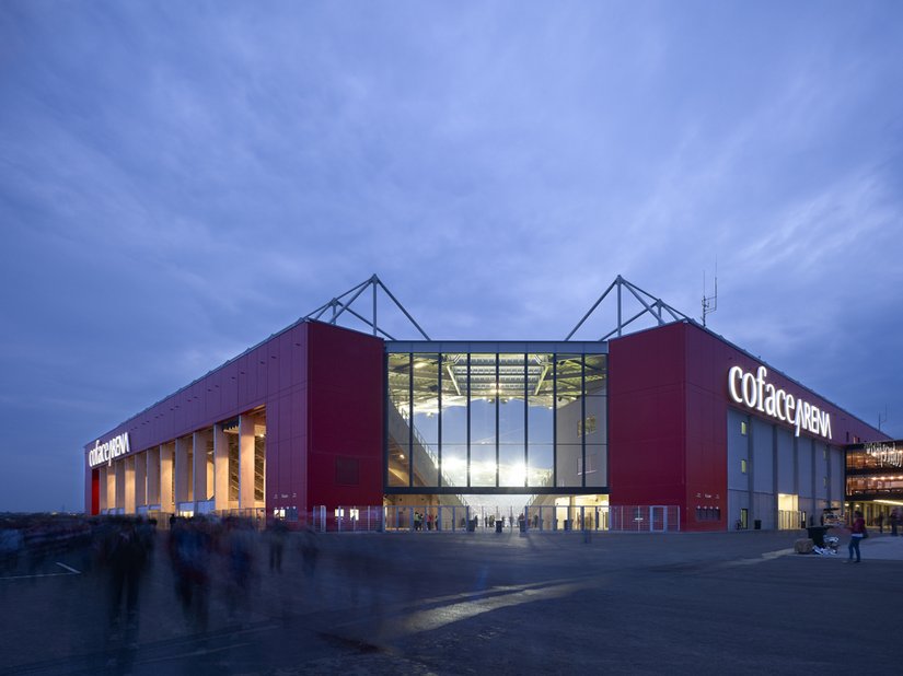 <p>Die Coface Arena in Mainz ist ein weithin sichtbarer Anziehungspunkt – tagsüber dank der rubinroten Fassade, abends dank Illumination und nach außen dringender Spielfeldbeleuchtung.</p>