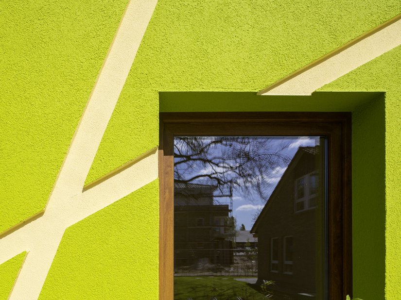 <p>Die Fenster sind aus Naturholz hergestellt und gleichen die Farbtonintensivität aus.</p>