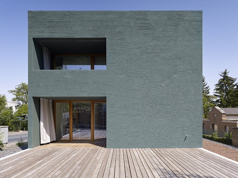 <p>Die besondere Qualität der Fassadengestaltung zeigt sich neben der Farbigkeit, die Fassaden-Grün neu interpretiert.</p>