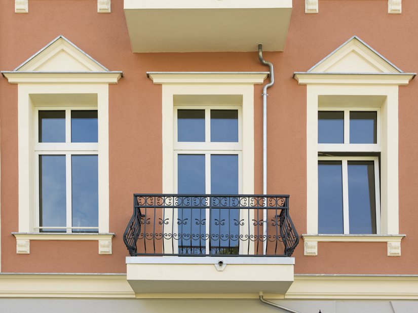 <p>Die Balkone erhielten ein Metallgeländer im passenden Stil.</p>
