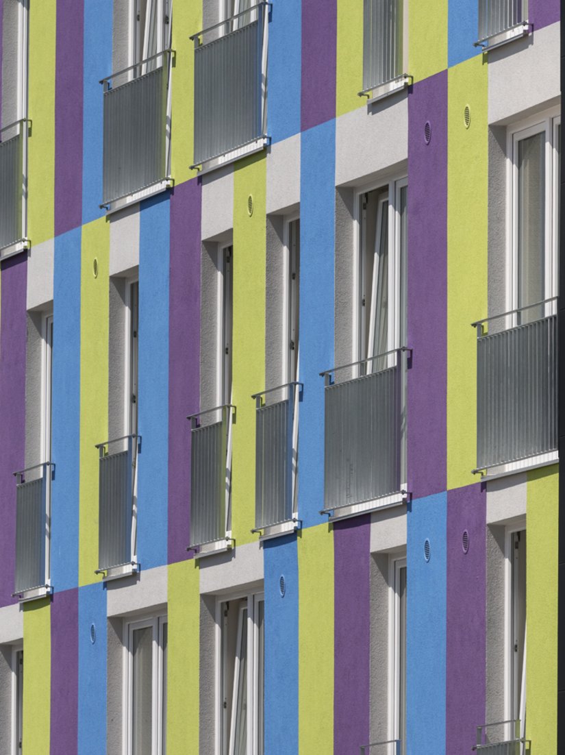 Da sich die gleichförmige Gliederung an Raster und Proportionen der Architekten orientiert und die Farbflächen zudem neutral umrandet sind, präsentiert sich dieses Wohn- und Geschäftshaus in Pfarrkirchen nun als reizvolles Unikat.