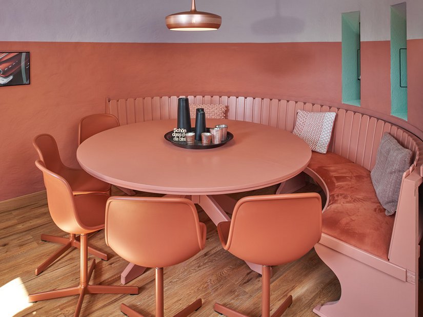 <p>Grünblau und Terrakotta-Rot im spannenden Farbdialog: Die Gestaltung der Bar im Quartier82 ist jenseits von Standards und weckt Emotionen.</p>