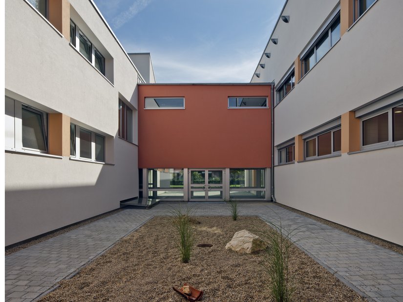 <p>Die Zwischenbauten werden nicht nur durch die Architektur, sondern auch durch die Farbigkeit hervorgehoben.</p>