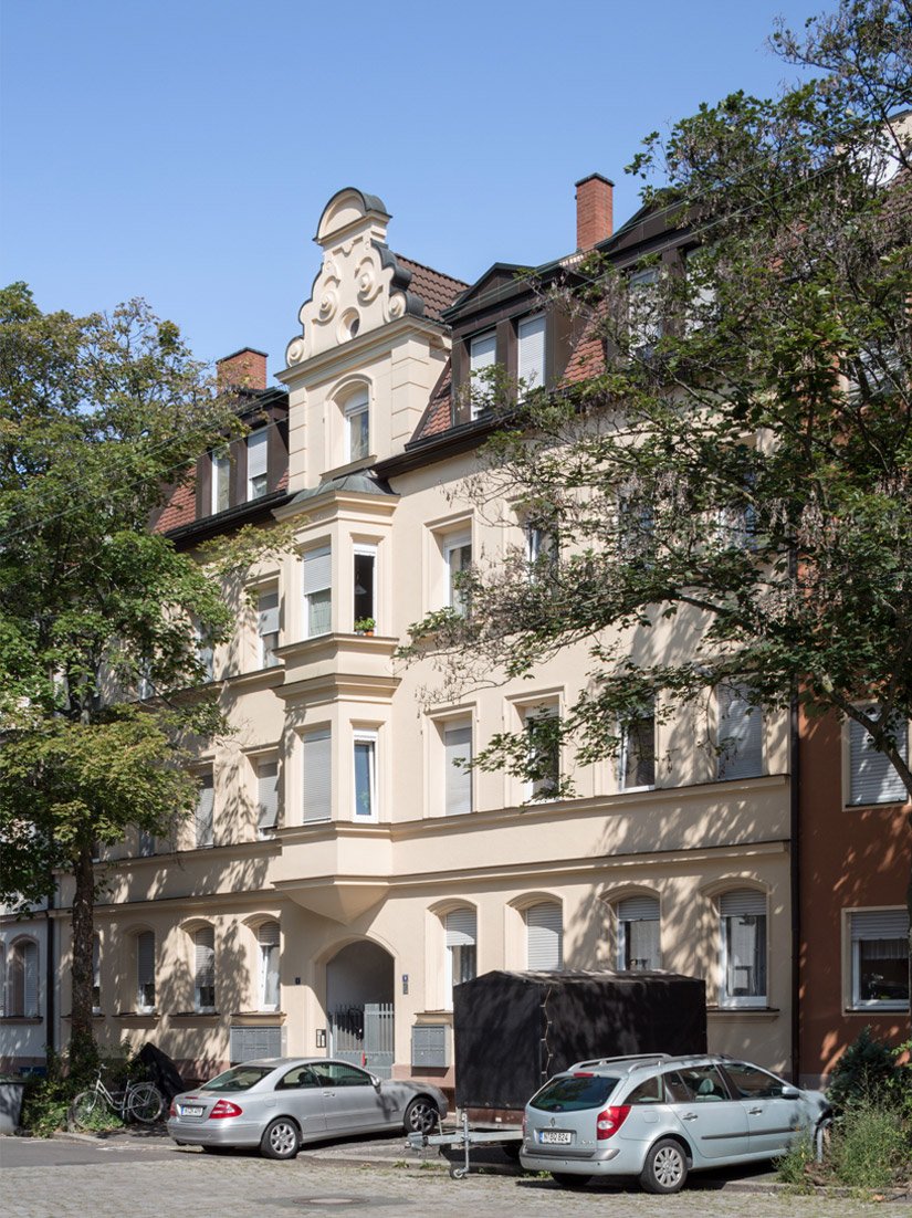 Wie ein Restaurator im Vorfeld ermittelte, basierte die bauzeitliche Farbgebung der unter Ensembleschutz stehenden Siedlung auf einer Palette von Farbtönen, die sich an Sandsteinen der Region und an der Farbe von Mauerziegeln orientierte.