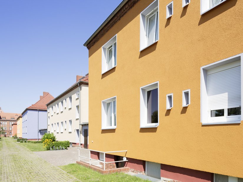 Farbe wurde hier flächig über die gesamte Fassade gezogen, lediglich die Laibungen der Fassadenöffnungen wurden grau abgesetzt.