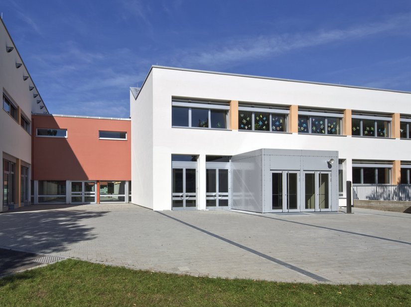 <p>Der Eingang weist den Weg in eine Schule mit einem hohen Anspruch an Technik und Gestaltung.</p>