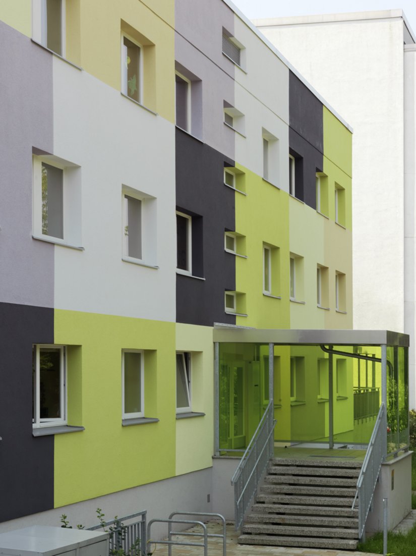 <p>Die Farben des Eingangsbereiches passen sich den Farben der Fassade an.</p>
