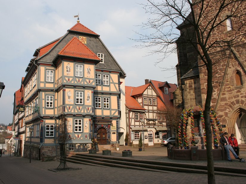 Direkt gegenüber (rechts im Bild) befindet sich die gotische Stadtkirche aus dem 15. Jahrhundert. Die für die Region typischen farbigen Hölzer wurden wieder aufgenommen. Das Fachwerk erstrahlt jetzt in einem Blaugrau (Scala 69.03.21). Die Gefache nehmen das ehemals vorhandene Ocker in abgewandelter Nuance (Scala 15.12.12) wieder auf.