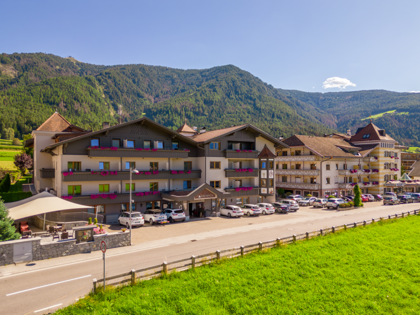 Heute wieder die Visitenkarte des Hotels Tannenhof im Pustertal: Obwohl die Fassade technisch noch intakt war, wünschte die Eigentümer-Familie eine optische Aufbesserung. Die Frena GmbH übernahm die Ausführung.