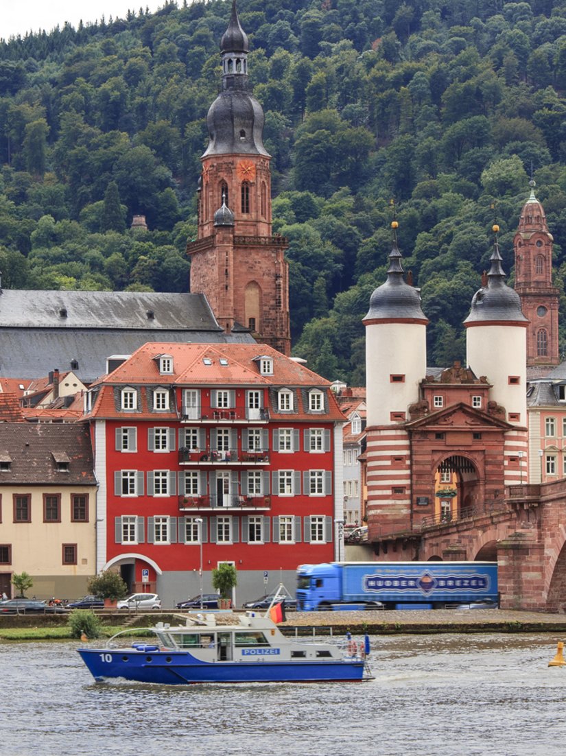 Dezent und doch ansprechend fügt sich das alte Schulhaus in das „Postkartenmotiv“ ein.