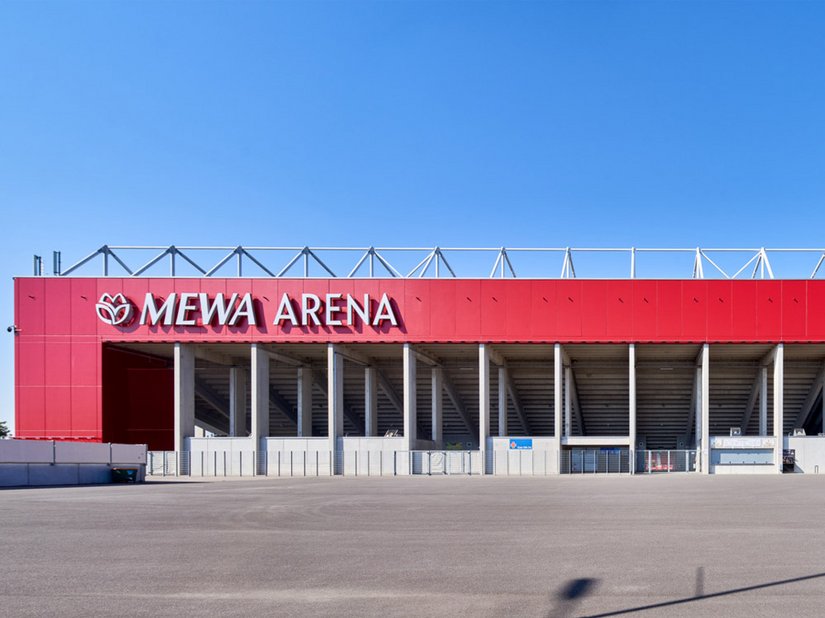 Der gesamte Umfang der MEWA ARENA beträgt 750 Meter: eine herausfordernde Aufgabe für den Malerbetreib Hans Körner GmbH.