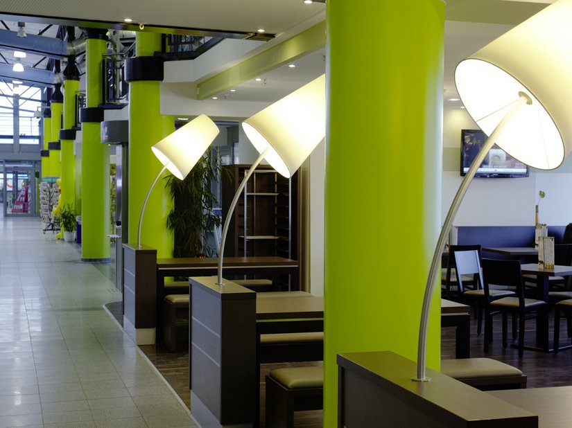 <p>Die offenen Räume sowie die fröhliche Farbgestaltung machen aus der Terminalhalle mehr als nur einen Durchgangsbereich.</p>