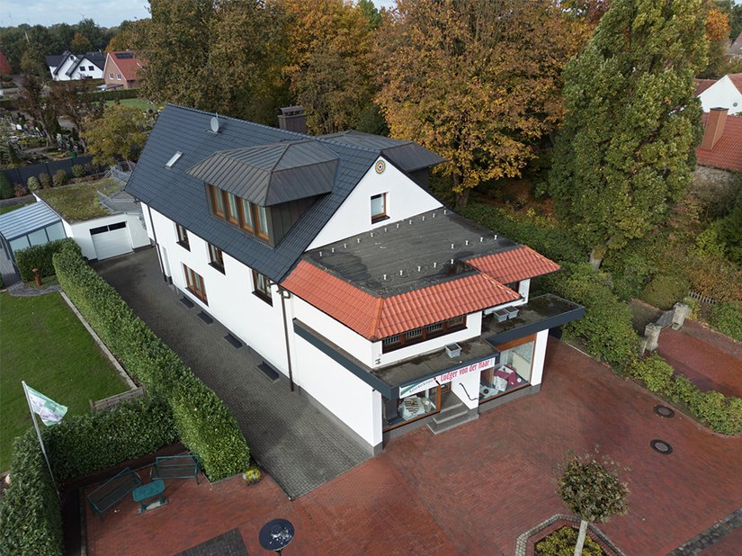 Visitenkarte für den Malerbetrieb: Thomas von der Haar erneuerte die Dachfläche seines Wohn- und Geschäftshauses mit Tec-Up 22 von Brillux.