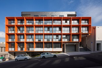 <p>Die hintere Fassade zeigt eine Dreiteilung: Über zwei Etagen Tiefgarage erheben sich vier Geschosse für Ein-Zimmer- Apartments, die sich zur Straße orientieren, sowie ein zurückversetztes Geschoss für die Suiten mit Dachterrasse.</p>