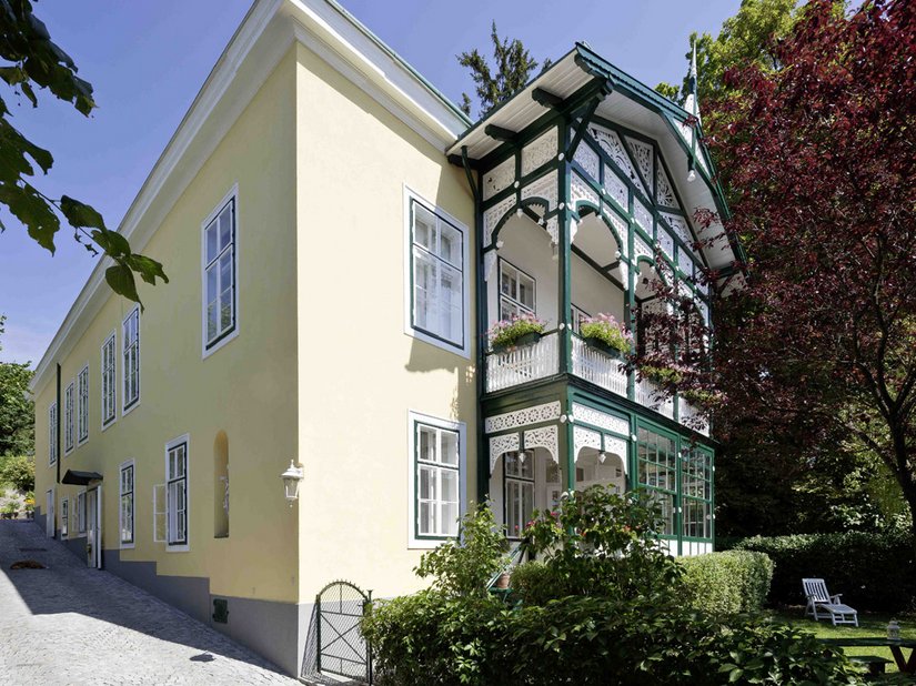 <p>An der Villa wurde die im Biedermeierstil aufwendig geschnitzte Holzveranda generalsaniert.</p>