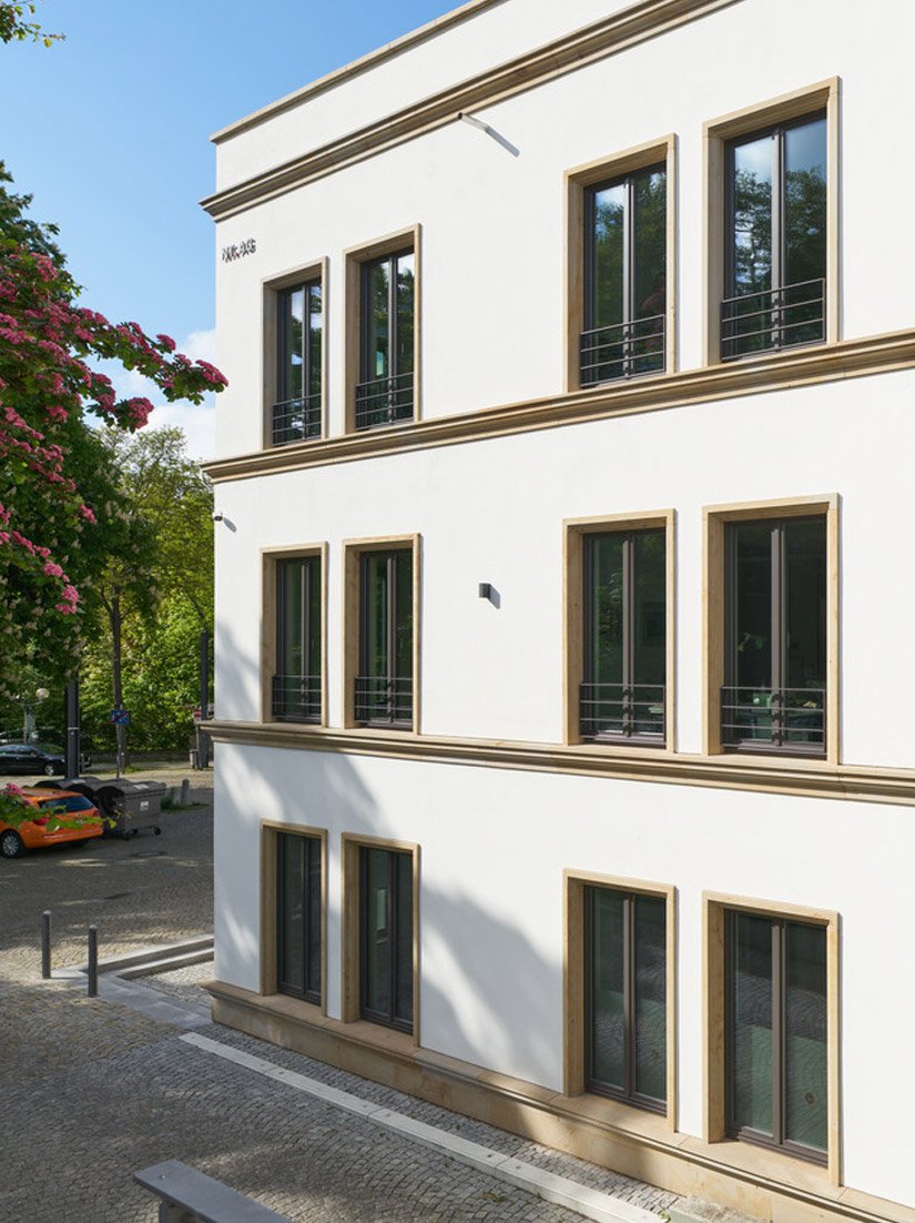 <p>Die Fenster erhalten als Reminiszenz an den benachbarten Dom Fensterbekleidungen und Gesimse aus Seeberger Sandstein.</p>