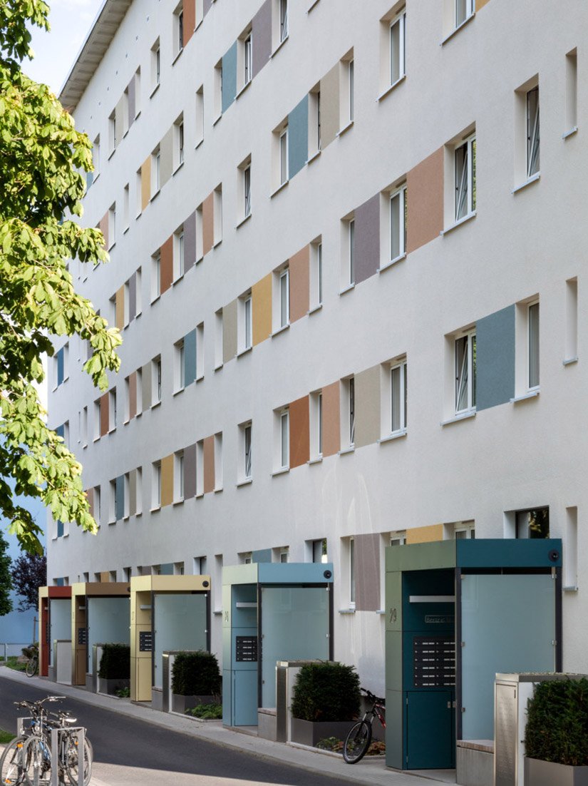 <p>Effektiver Fassadenschutz in der Fläche: Die Silicon-Fassadenfarbe 918 von Brillux sorgt nicht nur für den geschmackvollen Hintergrund der Farbakzente, sondern sorgt für einen langlebigen Erhalt der Gebäudehülle. Als Schlussbeschichtung trugen die Maler/-innen sie auf den zuvor mittels Silotechnik verarbeiteten Kratzputz Rausan KR K3 3517 auf.</p>