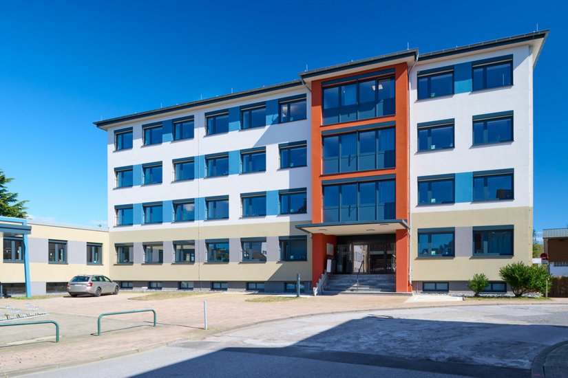 Freundlich, ästhetisch und modern: Das Bürogebäude in Recklinghausen empfängt Mitarbeitende und Gäste mit einer ansprechend gestalteten Fassade. Der optischen Erneuerung ging die energetische Sanierung mit dem WDV-System Qju voraus.