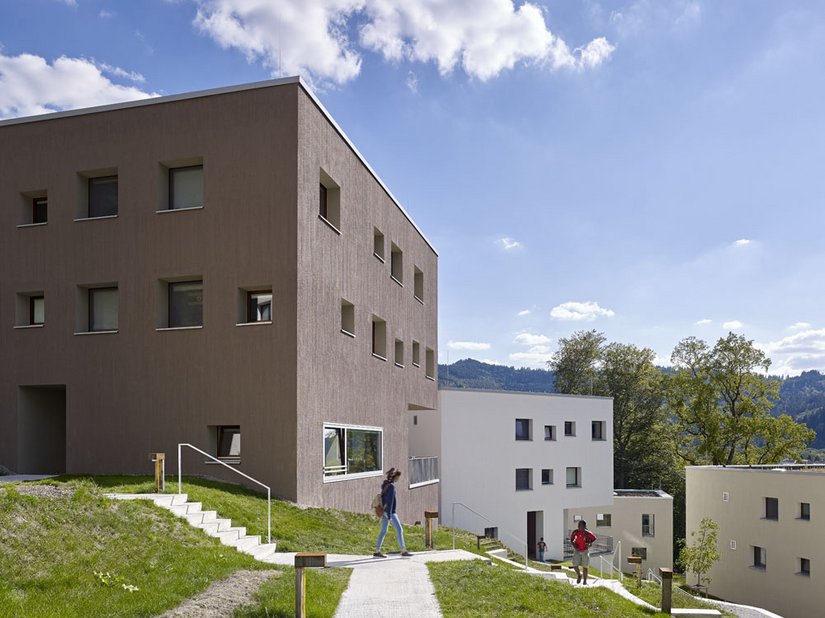 <p>Wohnwürfel am Waldrand: Eckloggien und liegende Fenster markieren die Gemeinschaftsräume.</p>