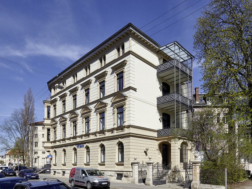 <p>Die Farbigkeit der Rustikaverblendung im Erdgeschoss setzt sich im Bereich des gesamten Brüstungsbandes, in dem sich auch die Baluster befinden, stilgerecht fort.</p>
