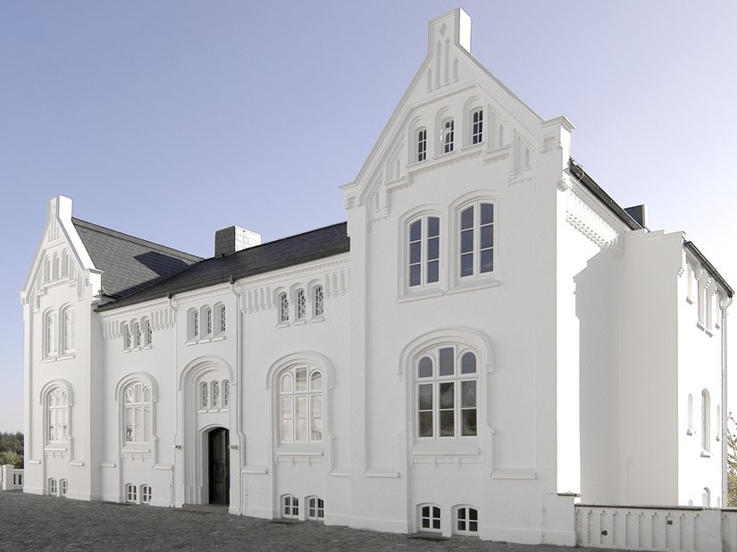<p>Das Land Schleswig-Holstein richtete 2006 ein Technologiezentrum im ehemaligen Jagdschloss Selent bei Plön ein. Für die Flure des Kavaliershauses (Abbildung) sollte ein nachhaltig einprägsames Farbkonzept auch als Gegenpol zu der weißen Fassade erstellt werden.</p>