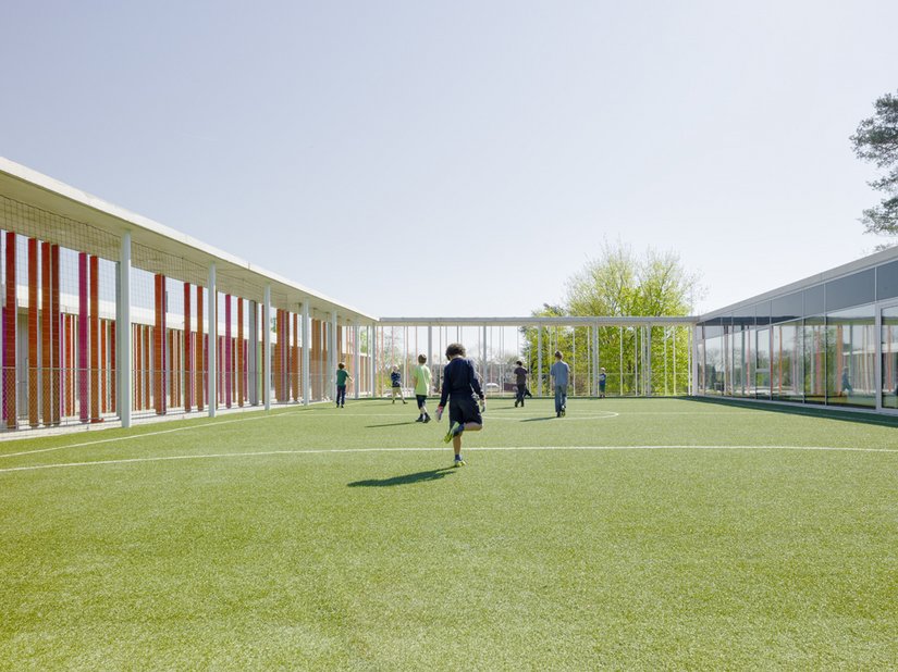 <p>Die Architekten schufen bewusst einen offenen Schulcampus, welcher den Schülern viel Freiraum bietet.</p>
