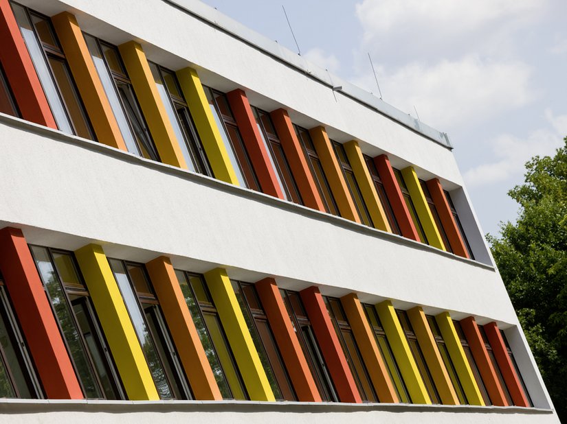 <p>Die Fensterpfeiler erstrahlen in Gelb-, Orange- und Rottönen.</p>