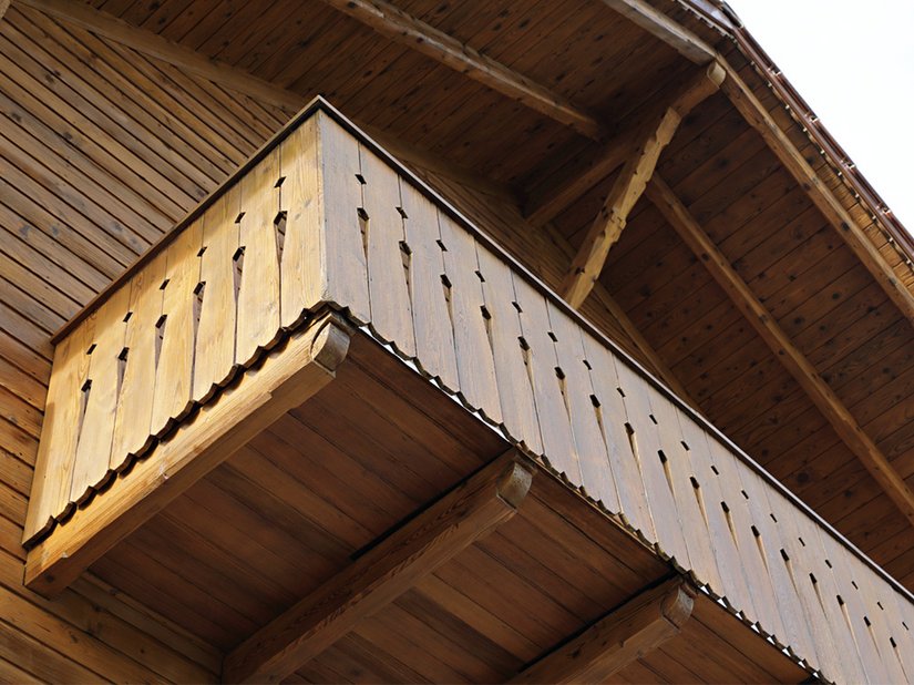 <p>Holzverkleidung, Balkone, Dachuntersichten, sichtbares Gebälk – über alle Bauteile hinweg verarbeitete das Team um Walter La Rocca Lignodur TopGuard ohne Produktwechsel, was ein zügiges Vorankommen ermöglichte.</p>