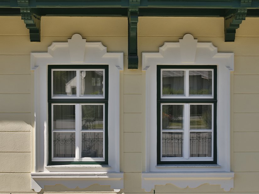 <p>Die Kastenfenster im Alt-Wiener Stil wurden 2-farbig gestrichen.</p>